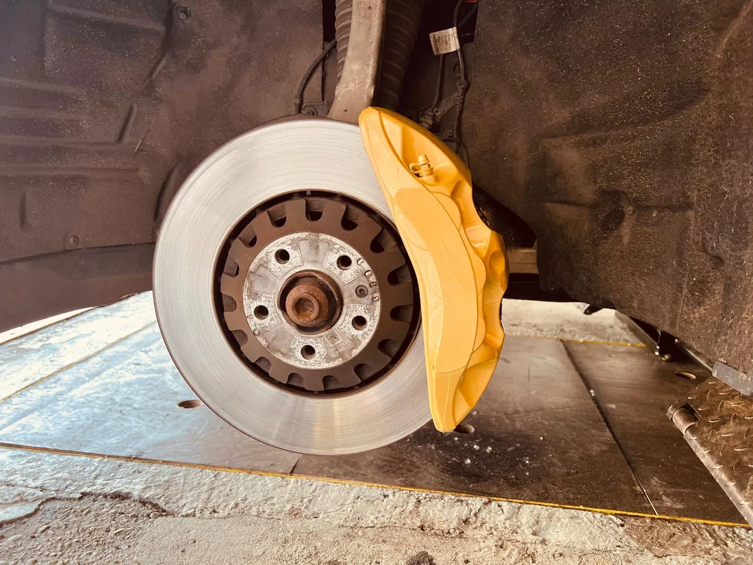 Servis bŕzd — brzdový kotúč a strmeň, autoservis Bratislava